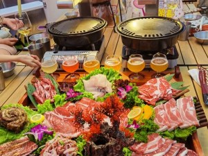 烧烤架下的美食盛宴：烤肉盛宴与户外生活的融合魅力图像展现