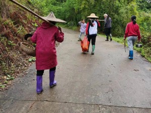 王伟忠和儿媳周莹回乡扫墓，为乡亲们带来了当地特色农产品